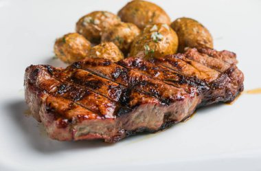 Izgara biftek ve ızgara sebze.