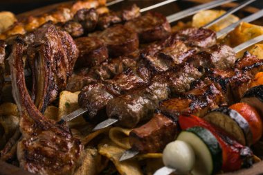 Kömürün üzerinde mangal yapan sebzeli leziz ızgara et.