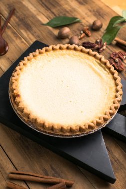 Yumurtalı, sütlü, şekerli ve vanilyalı taze pişmiş kremalı turta..