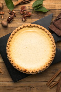 Yumurtalı, sütlü, şekerli ve vanilyalı taze pişmiş kremalı turta..