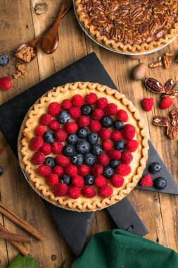 Taze böğürtlenli kek geleneksel gurme tatlı pasta fırın yemekleri kırsal arka plan masasında böğürtlenlerle süslenmiş