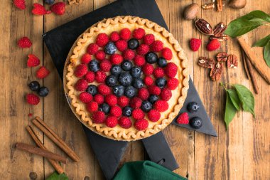 Taze böğürtlenli kek geleneksel gurme tatlı pasta fırın yemekleri kırsal arka plan masasında böğürtlenlerle süslenmiş