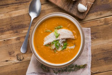 Kremalı ve balıklı domates çorbası.