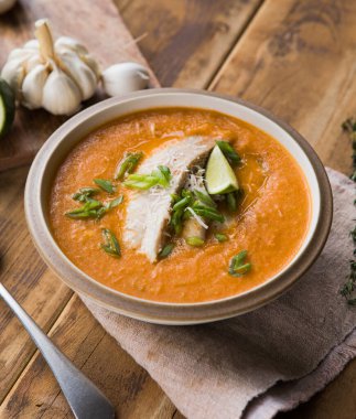 Kremalı ve balıklı domates çorbası.