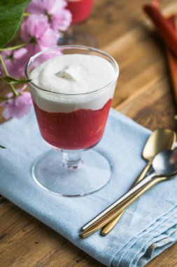 Katmanlı ravent ve kremalı tatlı.