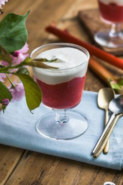 Katmanlı ravent ve kremalı tatlı.