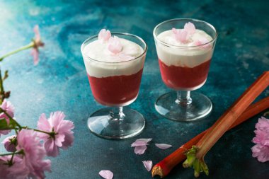 Katmanlı ravent ve kremalı tatlı.