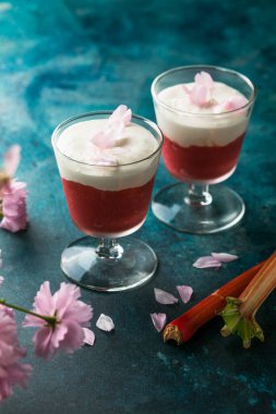 Katmanlı ravent ve kremalı tatlı.