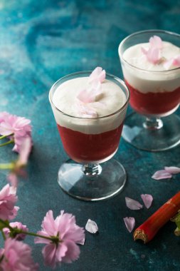 Katmanlı ravent ve kremalı tatlı.