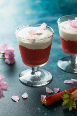 Katmanlı ravent ve kremalı tatlı.