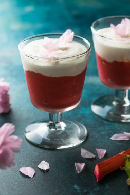 Katmanlı ravent ve kremalı tatlı.