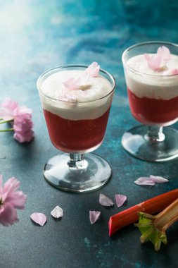 Katmanlı ravent ve kremalı tatlı.