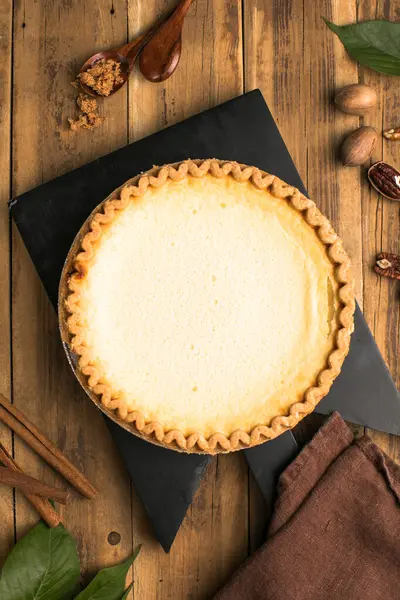 Yumurtalı, sütlü, şekerli ve vanilyalı taze pişmiş kremalı turta..