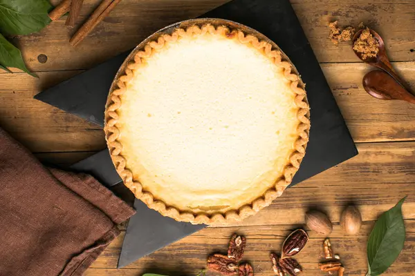 Yumurtalı, sütlü, şekerli ve vanilyalı taze pişmiş kremalı turta..