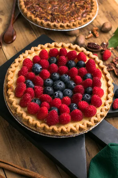 Taze böğürtlenli kek geleneksel gurme tatlı pasta fırın yemekleri kırsal arka plan masasında böğürtlenlerle süslenmiş