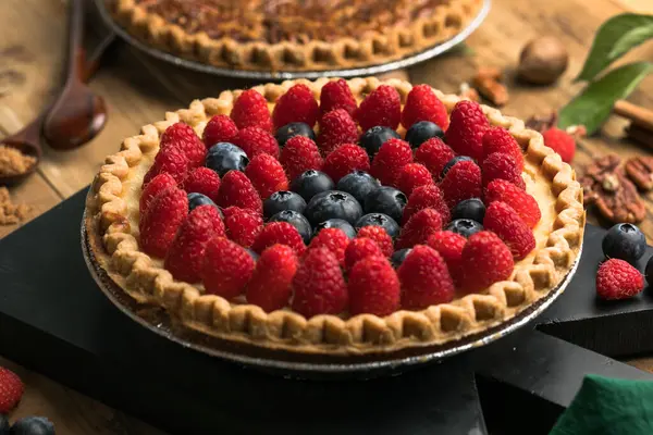 Taze böğürtlenli kek geleneksel gurme tatlı pasta fırın yemekleri kırsal arka plan masasında böğürtlenlerle süslenmiş