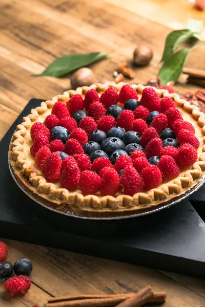 Taze böğürtlenli kek geleneksel gurme tatlı pasta fırın yemekleri kırsal arka plan masasında böğürtlenlerle süslenmiş