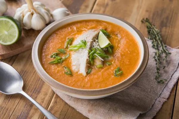 Kremalı ve balıklı domates çorbası.