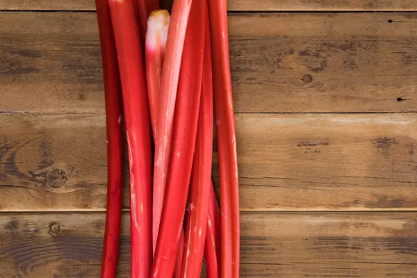 bir avuç taze organik kırmızı ravent