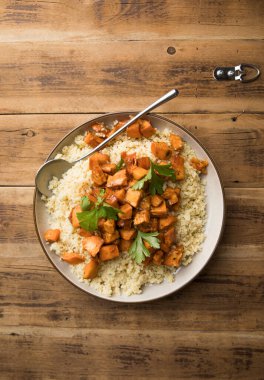 Hafif sağlıklı vejetaryen yemeği: kuskus ve tatlı patates kızartması