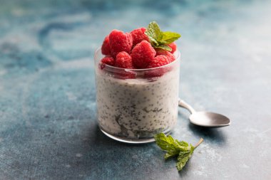 Bardakta Chia tohumu pudingi