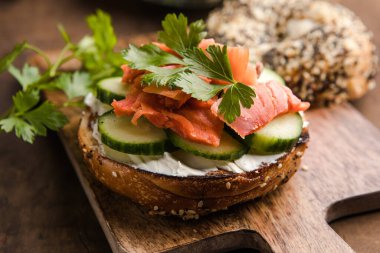 Tütsülenmiş somon, salatalık ve kremalı peynirli sandviç.