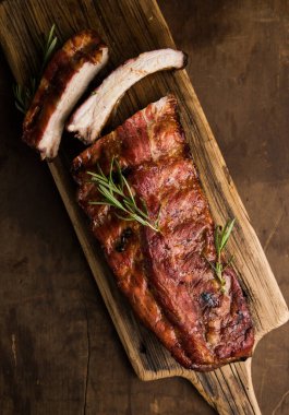 Ev yapımı tütsülenmiş ızgara domuz pirzolası.