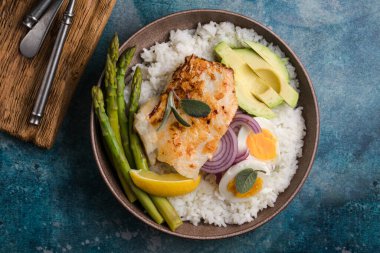 Renkli ve besleyici Buda kasesinde canlı balık yumurtası (havyar), kremalı avokado dilimleri, beyaz kuşkonmaz ve buharda pişirilmiş beyaz pirinç bulunur. Mükemmel bir doku ve lezzet dengesi, temiz yemek, yemek hazırlama ya da sağlıklı yaşam tarzı c için ideal.