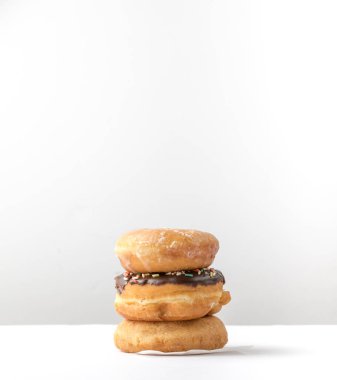 Beyaz arka plan üzerinde izole karışık Donuts Kulesi