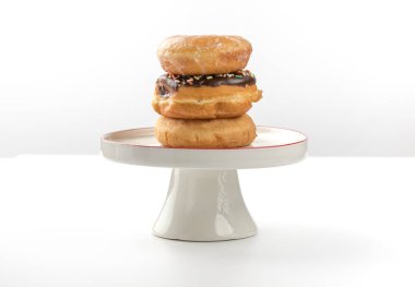 Beyaz arka plan üzerinde izole karışık Donuts Kulesi