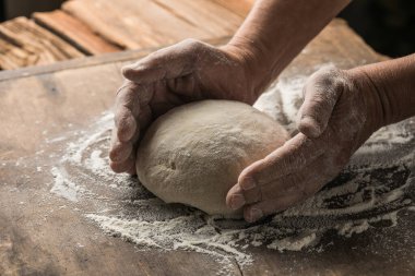 Yaşlı Eller Ev Yapımı Ekmek İçin Örgü Örüyor