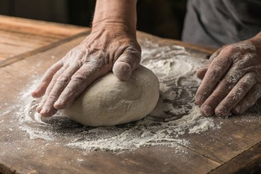 Yaşlı Eller Ev Yapımı Ekmek İçin Örgü Örüyor
