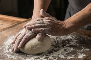 Yaşlı Eller Ev Yapımı Ekmek İçin Örgü Örüyor