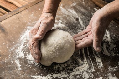 Yaşlı Eller Ev Yapımı Ekmek İçin Örgü Örüyor