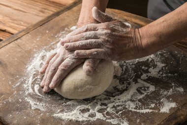 Yaşlı Eller Ev Yapımı Ekmek İçin Örgü Örüyor