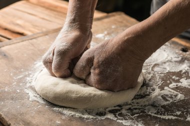 Yaşlı Eller Ev Yapımı Ekmek İçin Örgü Örüyor