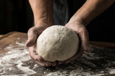 Yaşlı Eller Ev Yapımı Ekmek İçin Örgü Örüyor