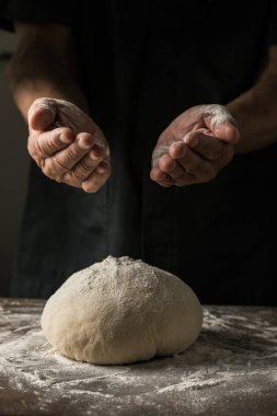 Yaşlı Eller Ev Yapımı Ekmek İçin Örgü Örüyor