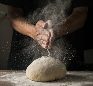 Yaşlı Eller Ev Yapımı Ekmek İçin Örgü Örüyor