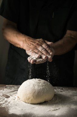 Yaşlı Eller Ev Yapımı Ekmek İçin Örgü Örüyor