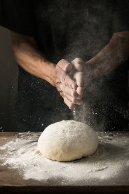 Yaşlı Eller Ev Yapımı Ekmek İçin Örgü Örüyor