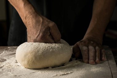 Yaşlı Eller Ev Yapımı Ekmek İçin Örgü Örüyor