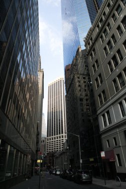Manhattan, New York 'un göbeğindeki modern gökdelenlerin göz kamaştırıcı manzarası. NYC 'nin mimari güzelliği.