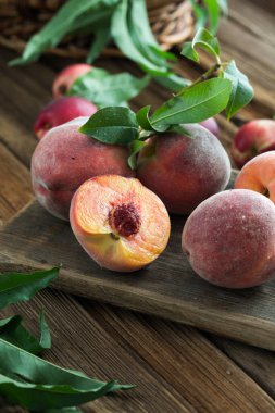 Ahşap tahta üzerinde taze şeftali