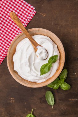 Tahta tahtada, tahta kasede sade Yunan yoğurdu.