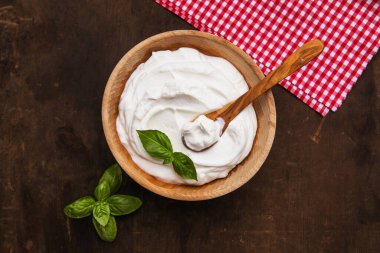 Tahta tahtada, tahta kasede sade Yunan yoğurdu.