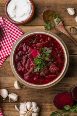 Klasik Ukrayna borş çorbası sebzeli pancar kökü çorbası, ekşi krema ve taze otlarla servis ediliyor. Geleneksel Doğu Avrupa mutfağı, doyurucu konfor yemekleri, ev yapımı. 