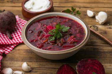 Klasik Ukrayna borş çorbası sebzeli pancar kökü çorbası, ekşi krema ve taze otlarla servis ediliyor. Geleneksel Doğu Avrupa mutfağı, doyurucu konfor yemekleri, ev yapımı. 