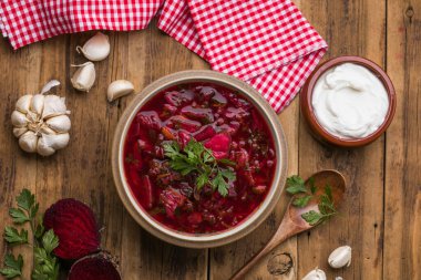 Klasik Ukrayna borş çorbası sebzeli pancar kökü çorbası, ekşi krema ve taze otlarla servis ediliyor. Geleneksel Doğu Avrupa mutfağı, doyurucu konfor yemekleri, ev yapımı. 