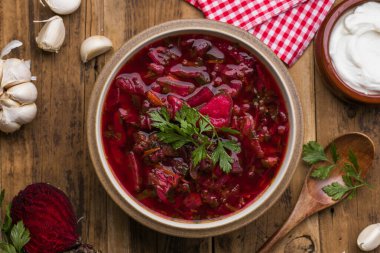 Klasik Ukrayna borş çorbası sebzeli pancar kökü çorbası, ekşi krema ve taze otlarla servis ediliyor. Geleneksel Doğu Avrupa mutfağı, doyurucu konfor yemekleri, ev yapımı. 